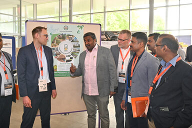 Menschen verschiedener Nationen tauschen sich bei der Internationalen Summer Convention über Projekte und Kooperationen aus.