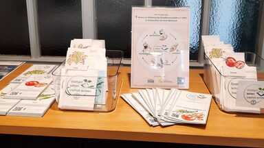 Foto der Saatgutbibliothek mit Informationsflyern__Photo of the seed library with information leaflets