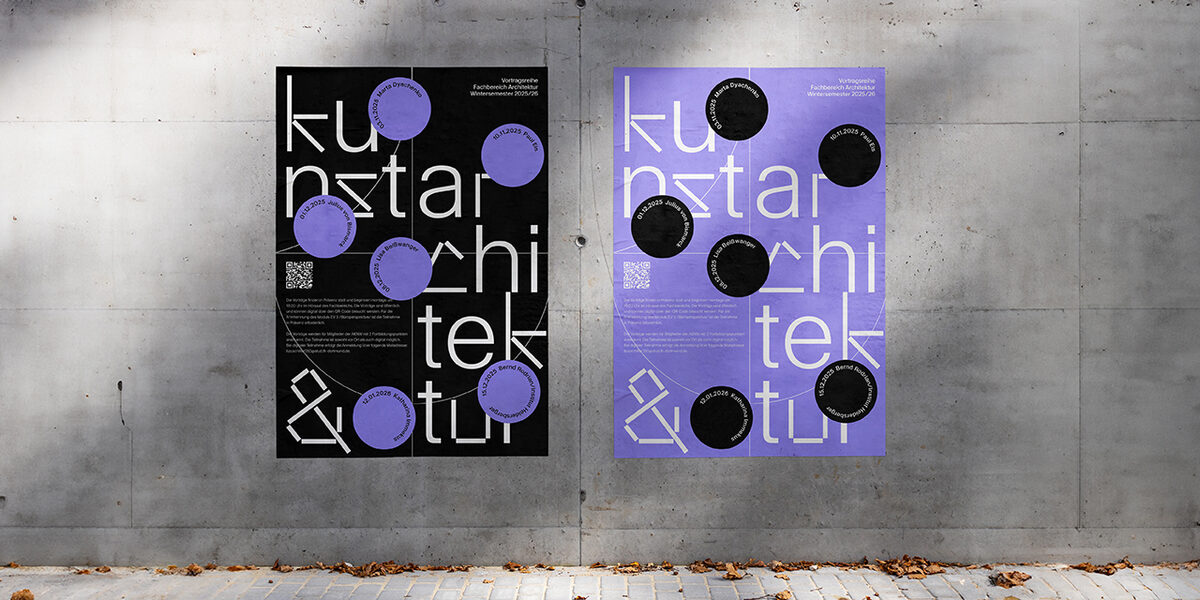Zwei Poster hängen an einer Betonwand und bewerben die Vortragsreihe; eins ist schwarz mit lila Akzenten, das andere lila mit schwarzen Akzenten.