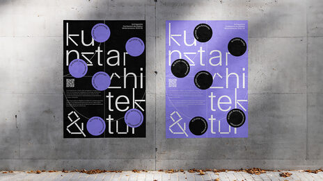 Zwei Poster hängen an einer Betonwand und bewerben die Vortragsreihe; eins ist schwarz mit lila Akzenten, das andere lila mit schwarzen Akzenten.