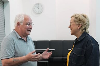 Zwei Personen im Gespräch