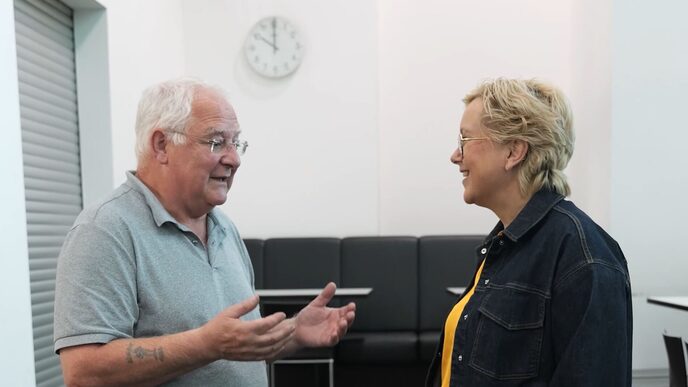 Zwei Personen im Gespräch