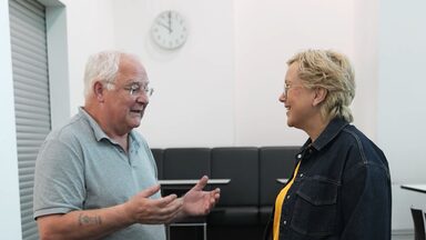 Zwei Personen im Gespräch