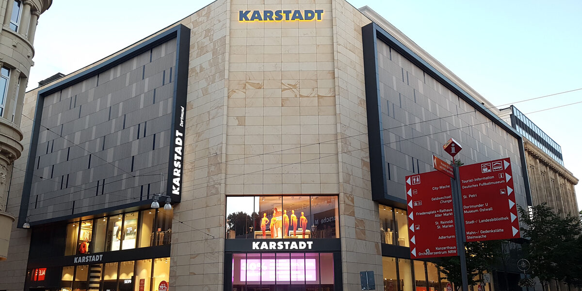 In der Innenstadt von Dortmund steht das Karstadt-Haus direkt an der Fußgängerzone des Westenhellwegs.