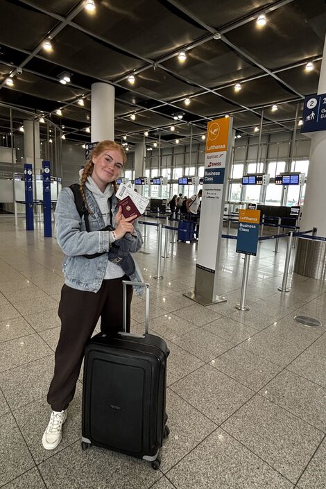 Farina Stickamp, Studentin der Sozialen Arbeit, vor dem Abflug nach Denver mit Koffer im Flughafen