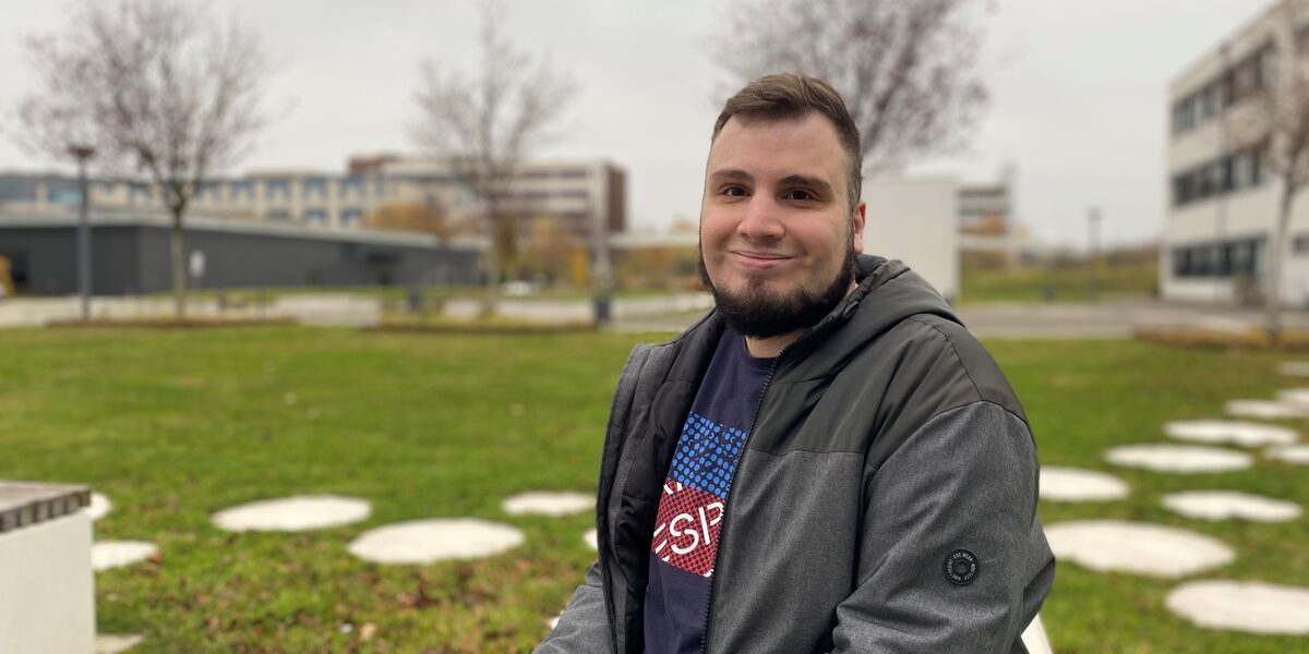 Portrait photo showing Burak Üyüküler on the campus of Fachhochschule Dortmund