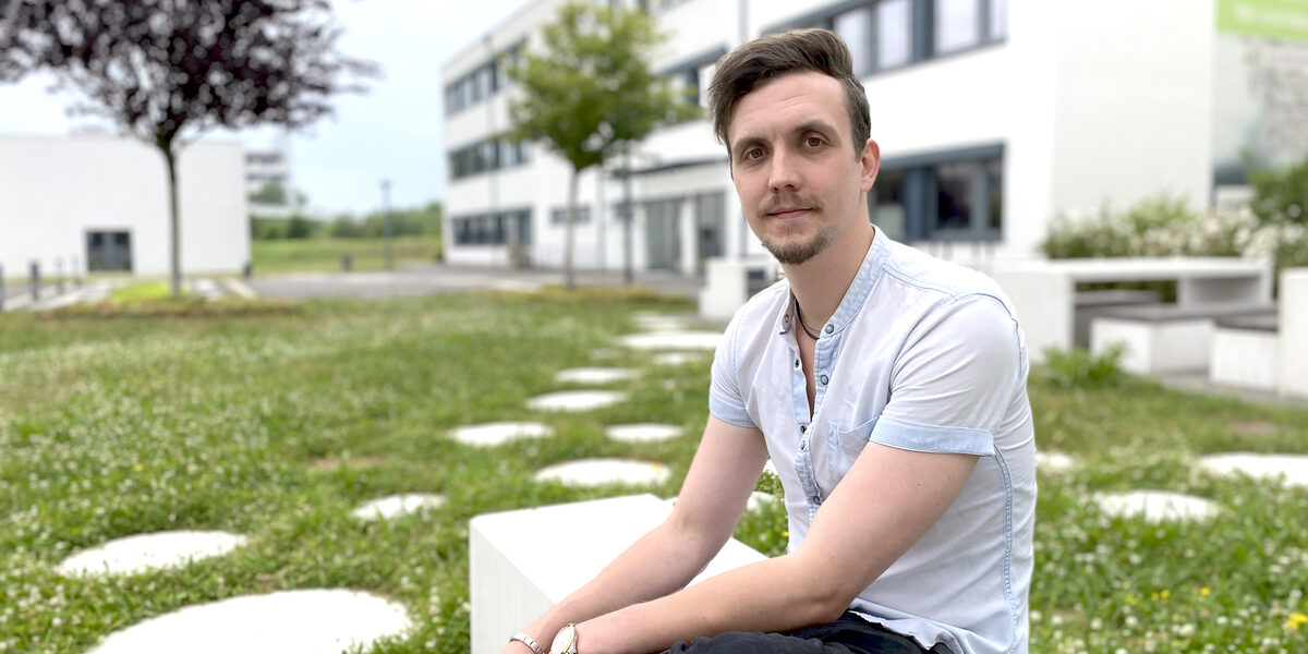 Portrait photo showing Marius Wecker on the campus of Fachhochschule Dortmund.