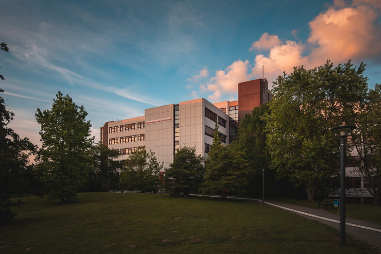 Foto vom Gebäude Emil-Figge-Straße 44 mit Logoanbringung "Fachhochschule Dortmund" - aus der Ferne.