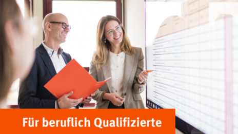 Das Teaserbild zeigt einen Person, die auf einen großen Monitor schauen. Dazu der Schriftzug: Für beruflich Qualifizierte.