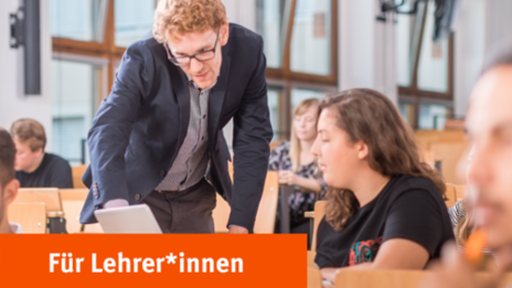 Das Teaserbild zeigt einen Person, die etwas erklärt. Darüber der Schriftzug: Für Lehrer*innen