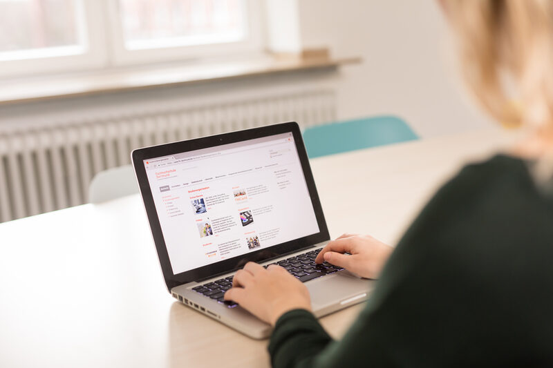 Foto einer Studentin, die am Laptop die Website der Fachhochschule Dortmund besucht. __ A student visits the Dortmund University of Applied Sciences website on her laptop.