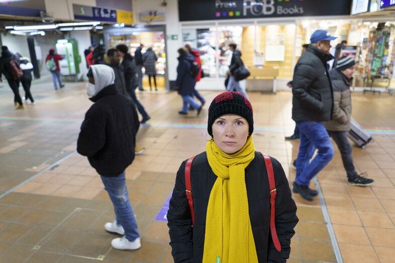 Eine Frau steht am Dortmunder Hauptbahnhof und blickt in die Kamera